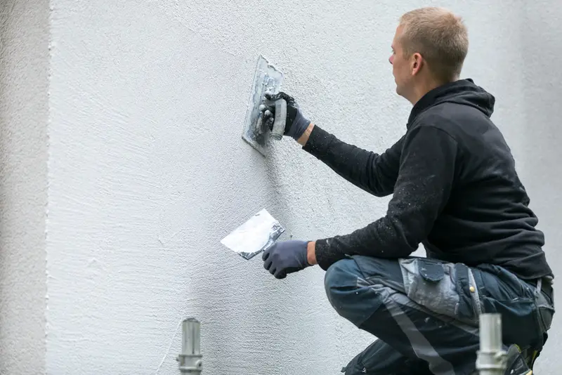 Hier zijn we bezig met een buitenmuur stucen in Rijswijk.